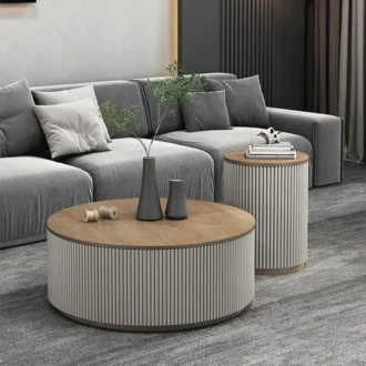 طاولة خشبية بقاعدة مخططة