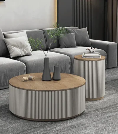 طاولة خشبية بقاعدة مخططة