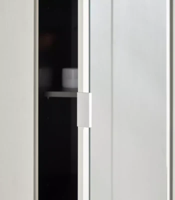 دولاب أبيض، خمسة أبواب، تصميم عصري، مرآة